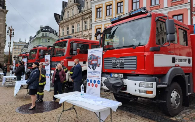 Mladí hasiči skládali služební slib. Při té příležitosti věnovali profíci cisterny svým dobrovolným kolegům