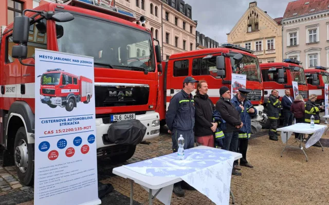 Mladí hasiči skládali služební slib. Při té příležitosti věnovali profíci cisterny svým dobrovolným kolegům