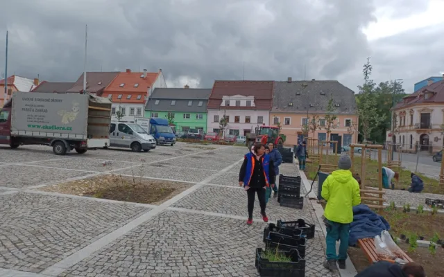 Oprava náměstí v Novém Městě spěje k závěru. Rozsvítí ho tisíce květů