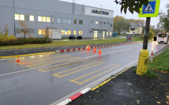 Řidič přehlédl přecházející chodkyni. Zraněná skončila v nemocnici