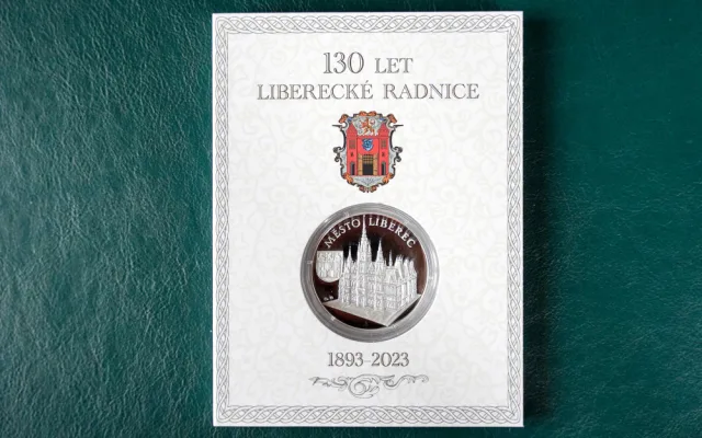 K výročí liberecké radnice vznikla limitovaná série stříbrných medailí