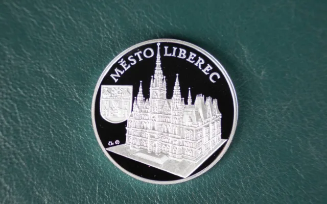 K výročí liberecké radnice vznikla limitovaná série stříbrných medailí