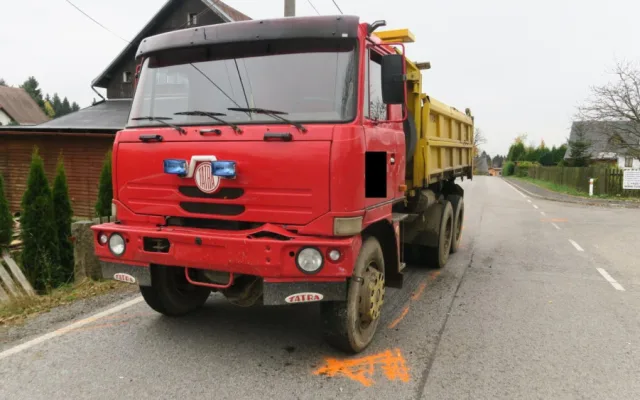 Řidič nedal přednost Tatře. Náraz odhodil auto na plot domu