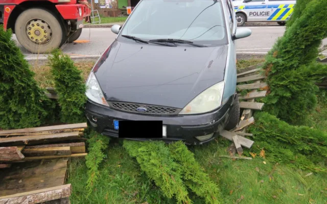 Řidič nedal přednost Tatře. Náraz odhodil auto na plot domu