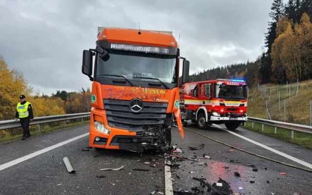 Nehoda kamionu a osobního vozu uzavřela silnici I/14 v Kunraticích
