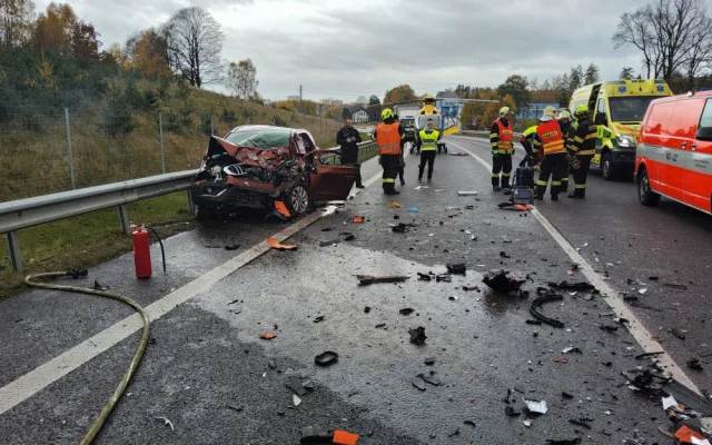Nehoda kamionu a osobního vozu uzavřela silnici I/14 v Kunraticích