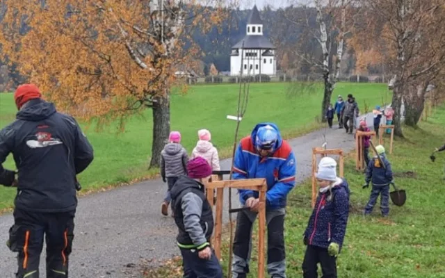 Děti vysadily na počest válečných veteránů u Tesařovské kaple jeřáby jedlé