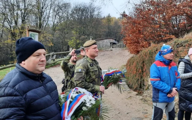 Děti vysadily na počest válečných veteránů u Tesařovské kaple jeřáby jedlé