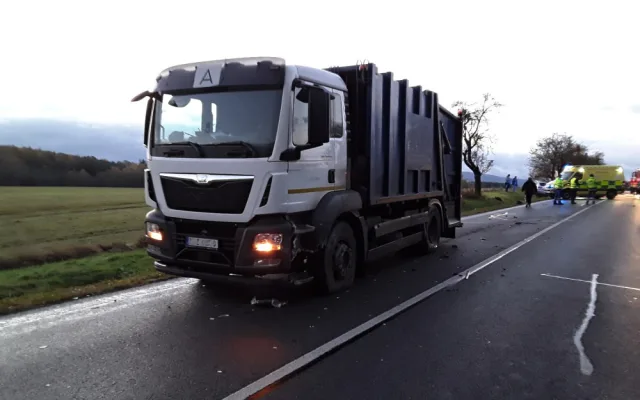 U Krásného Lesa havaroval autobus. Pět lidí utrpělo zranění