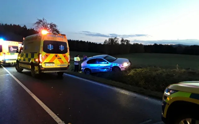 U Krásného Lesa havaroval autobus. Pět lidí utrpělo zranění