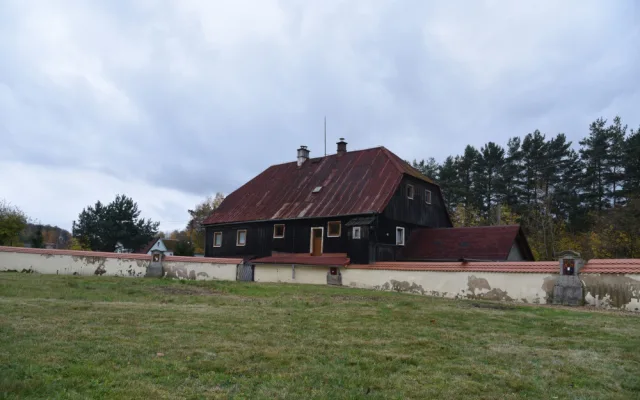 V Dětřichově obnovili křížovou cestu, nově je ze skleněných plastik