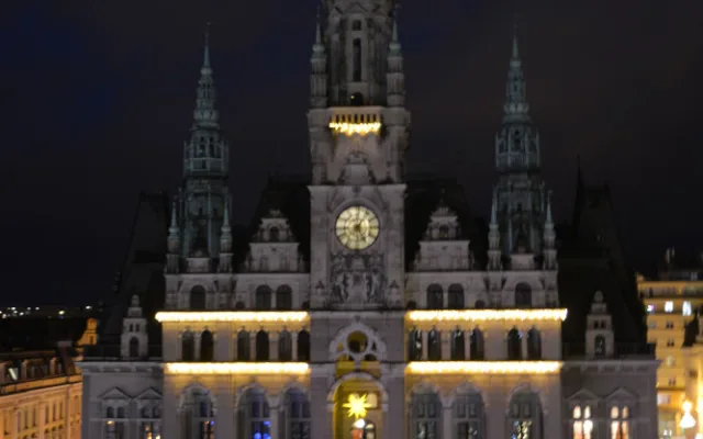 V Liberci začal advent. Před historickou radnicí se rozsvítil vánoční strom