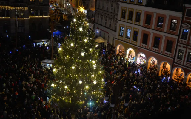 V Liberci začal advent. Před historickou radnicí se rozsvítil vánoční strom