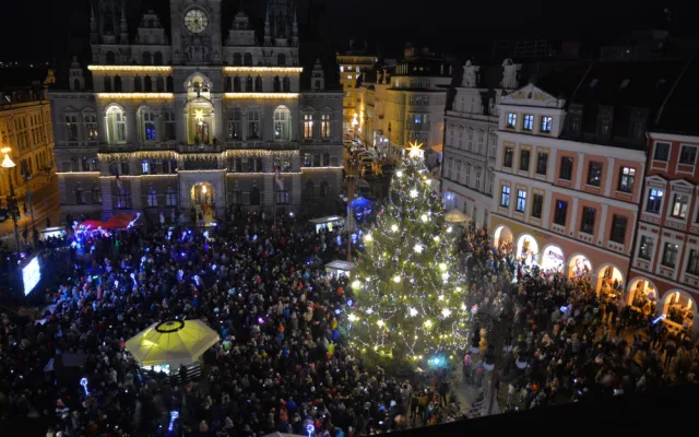 V Liberci začal advent. Před historickou radnicí se rozsvítil vánoční strom