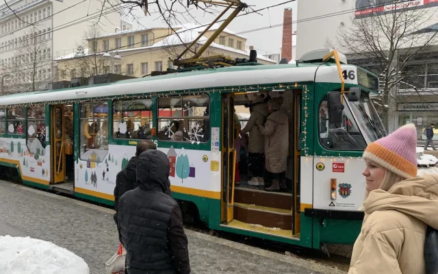 Adventní tramvaj projela zasněženým Libercem. Uvnitř lidé zpívali koledy