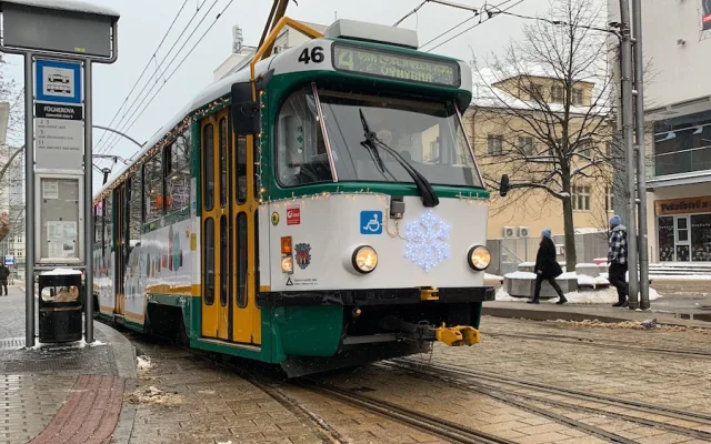 Adventní tramvaj projela zasněženým Libercem. Uvnitř lidé zpívali koledy