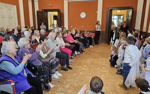 Děti ze souboru Korálek potěšily seniory v domově v Českém Dubu