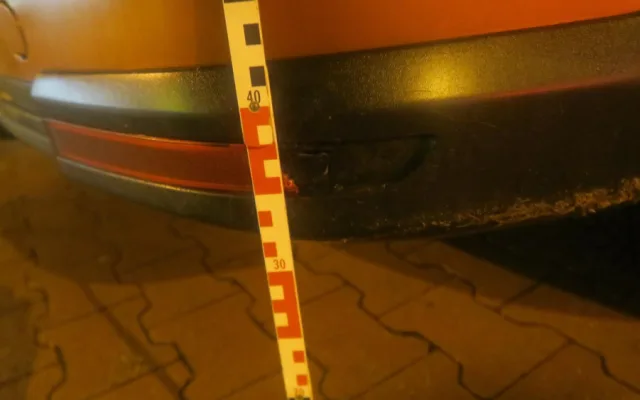 Policie hledá viníka i svědky nehody z parkoviště u obchodu