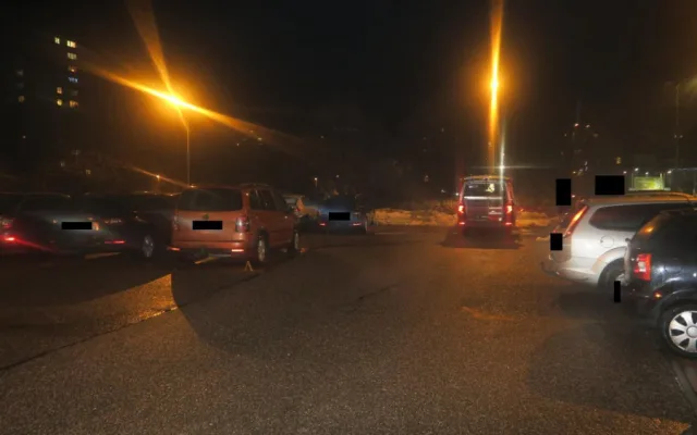 Policie hledá viníka i svědky nehody z parkoviště u obchodu