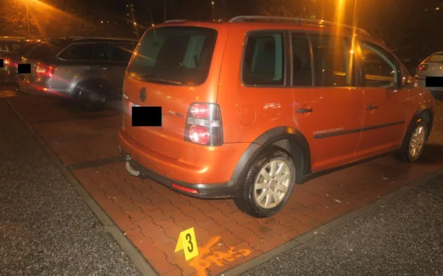 Policie hledá viníka i svědky nehody z parkoviště u obchodu