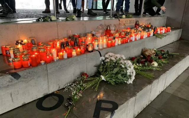Připomínka obětí střelby. Minuta ticha, lidé se sešli u univerzity