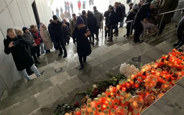 Připomínka obětí střelby. Minuta ticha, lidé se sešli u univerzity