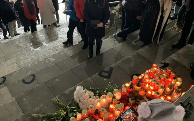 Připomínka obětí střelby. Minuta ticha, lidé se sešli u univerzity