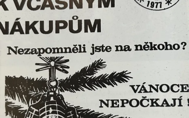 Balící papír z loňských Vánoc a dárky podpultovky. Jak vypadaly svátky v dobách minulých?