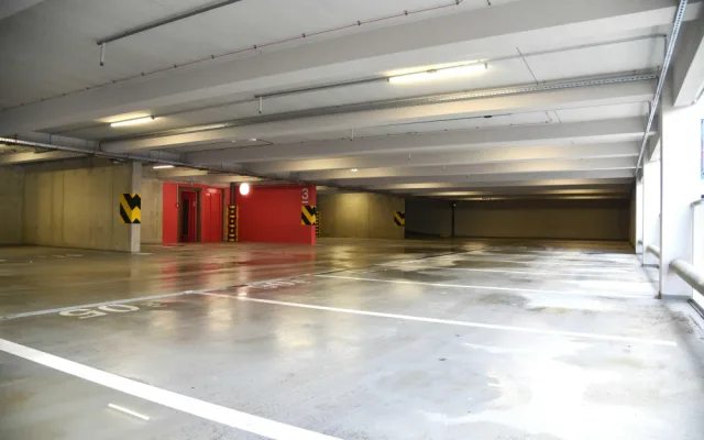 Za pár dní se otevře nový parkovací dům. Za den stání zaplatíte 60 korun