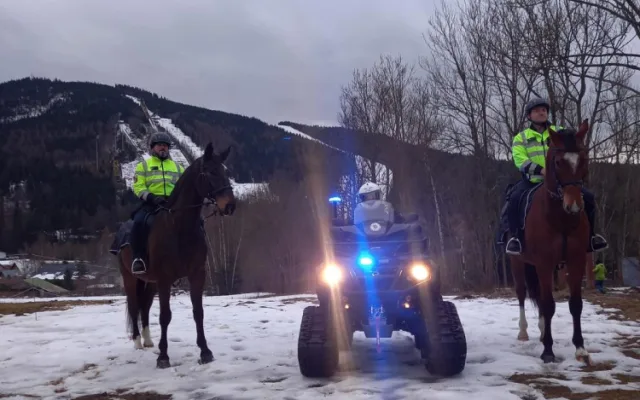 Policisté posílili s koncem roku dohled na horách. Bezpečnost střeží i na koních