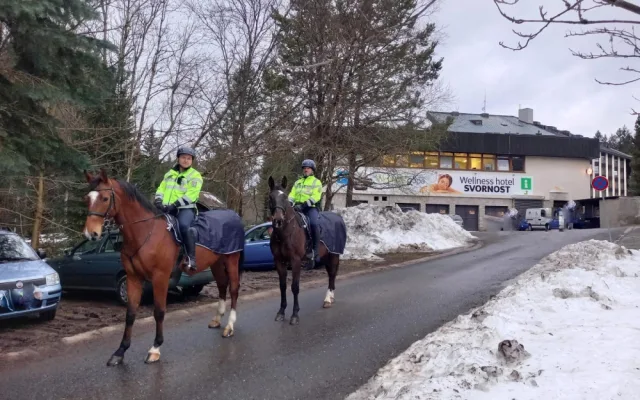 Policisté posílili s koncem roku dohled na horách. Bezpečnost střeží i na koních