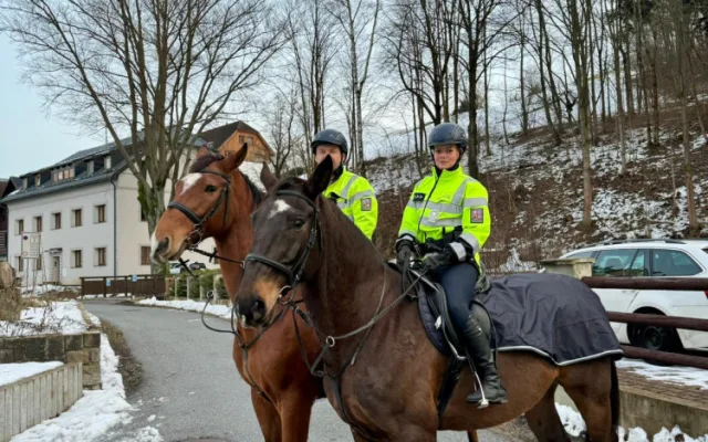 Policisté posílili s koncem roku dohled na horách. Bezpečnost střeží i na koních