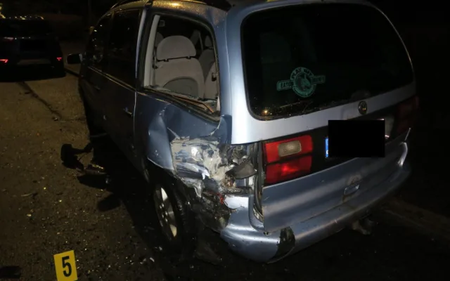 Řidič dostal smyk a naboural dvě auta. Nadýchal skoro dvě a půl promile