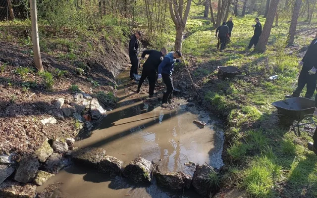 Vězni pomáhají v Liberci roky. Loni se zapojili do obnovy hřiště nebo čištění potoka
