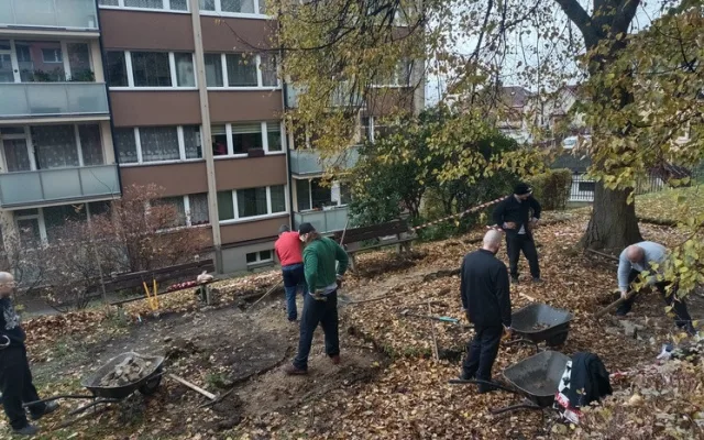 Vězni pomáhají v Liberci roky. Loni se zapojili do obnovy hřiště nebo čištění potoka