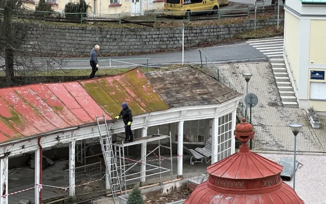 V Libverdě probíhá renovace lázeňské kolonády. Dosloužilou konstrukci nahradí nová