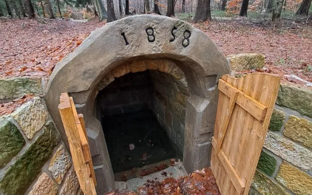 Na začátku byla fotografie a vzpomínky německé rodačky. Hornovu studánku v Ralsku se podařilo obnovit