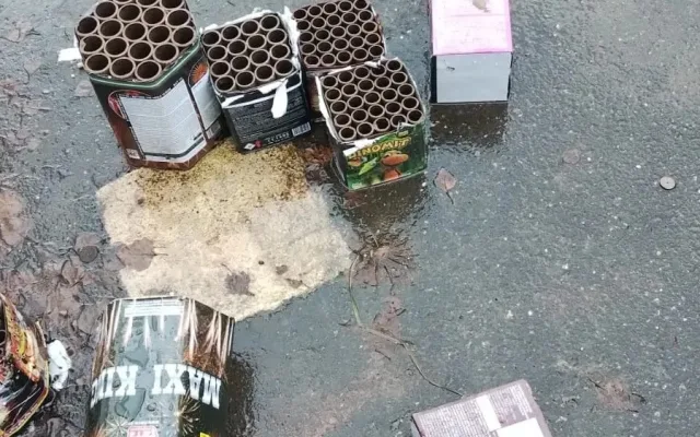 Zničený povrch hokejbalového hřiště, lidé na něm odpalovali rachejtle