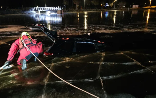 Auto zmizelo pod led rybníku. Hasiči ho z vody vytáhli na navijáku