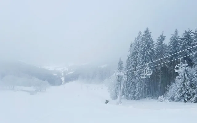 Na Ještědu se otevřou sjezdovky na Pláních. Skiareál láká na vynikající sněhové podmínky