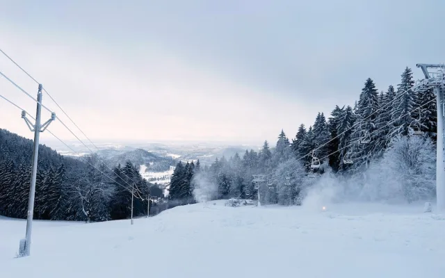 Na Ještědu se otevřou sjezdovky na Pláních. Skiareál láká na vynikající sněhové podmínky
