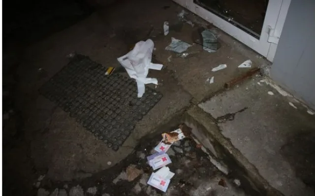 Lupiče chytili při útěku z místa činu. Kasu s penězi zahodil do křoví