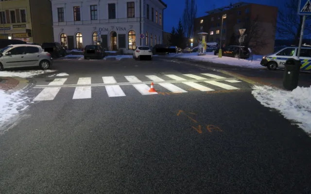 Řidič na přechodu srazil ženu a ujel. Zaznamenala ho kamera