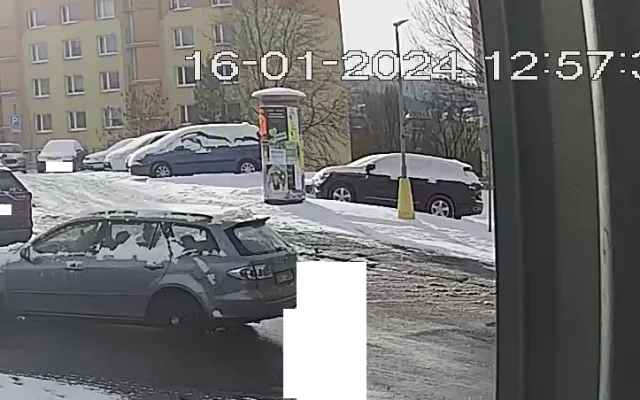 Řidič na přechodu srazil ženu a ujel. Zaznamenala ho kamera
