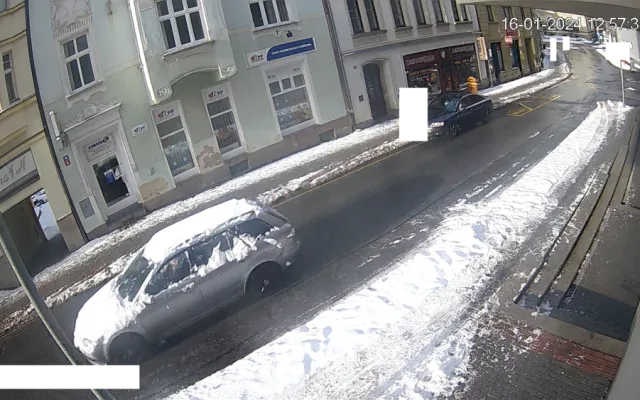 Řidič na přechodu srazil ženu a ujel. Zaznamenala ho kamera