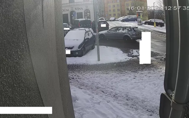 Řidič na přechodu srazil ženu a ujel. Zaznamenala ho kamera