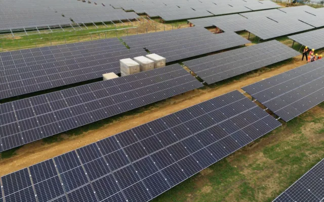 V Liberci vyrostla největší fotovoltaika v kraji. Elektrárna v areálu Densa je větší než dvě fotbalová hřiště