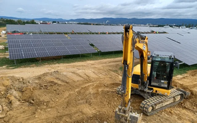 V Liberci vyrostla největší fotovoltaika v kraji. Elektrárna v areálu Densa je větší než dvě fotbalová hřiště