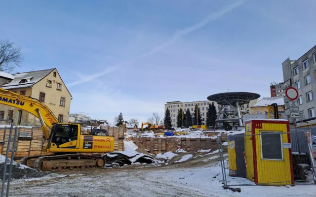 Na stavbě nového pavilonu nemocnice se objeví jeřáby. Provoz heliportu neomezí