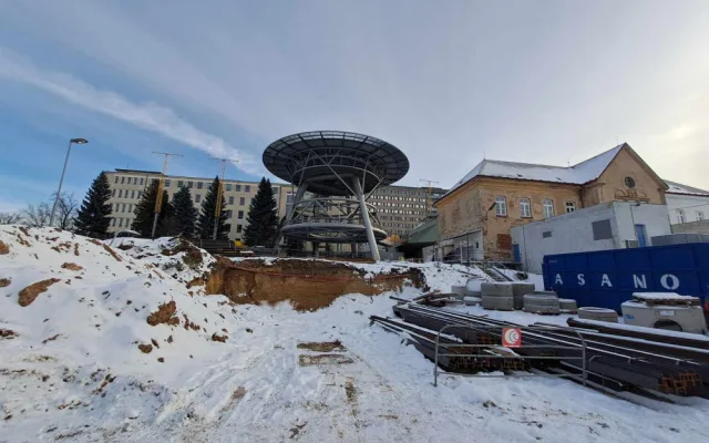 Na stavbě nového pavilonu nemocnice se objeví jeřáby. Provoz heliportu neomezí